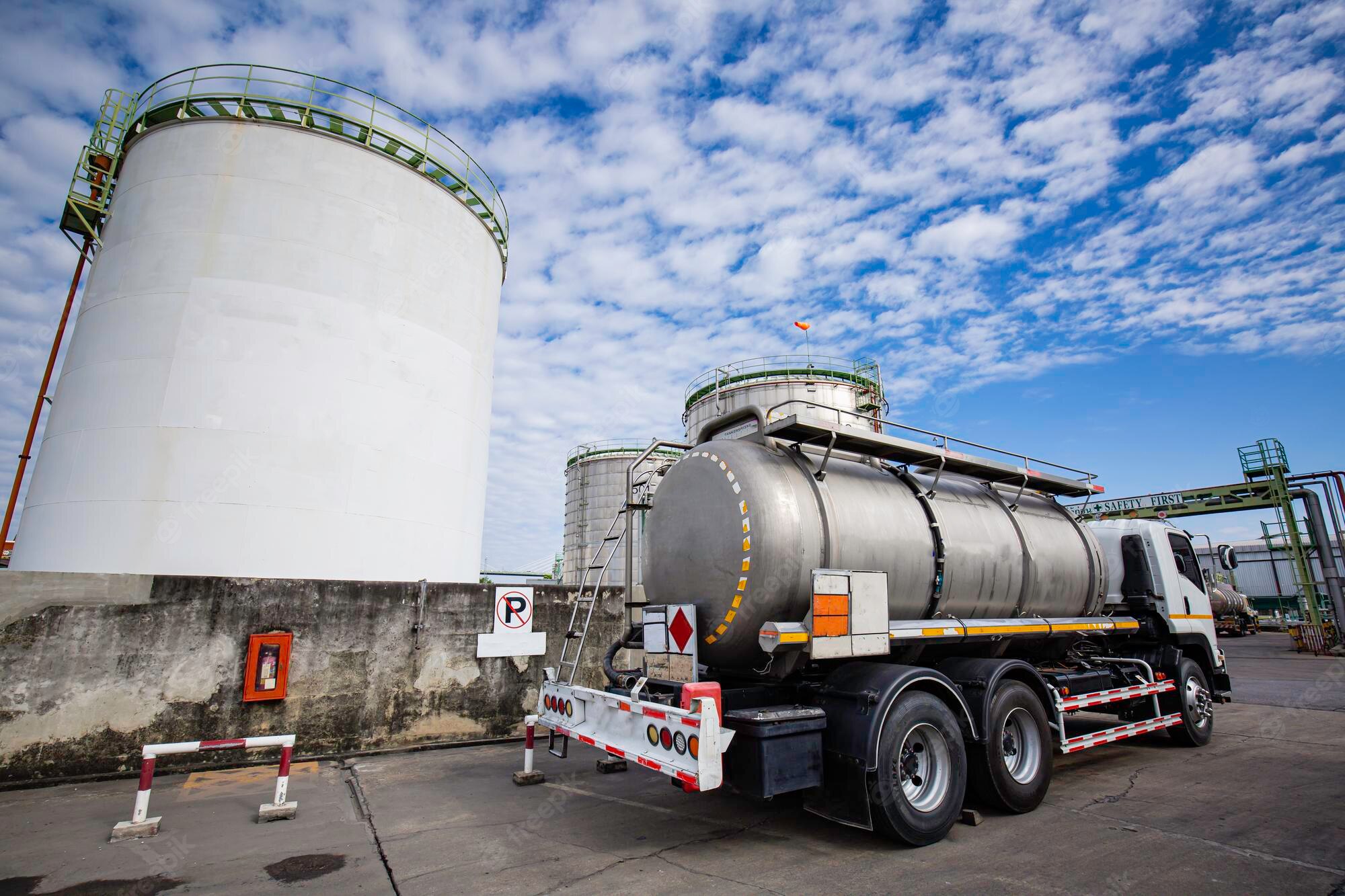 Reasons to choose a chemical transportation service to transport chemicals